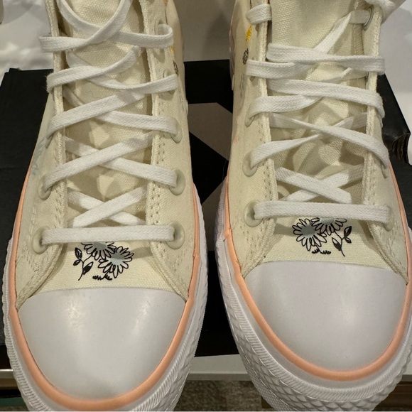 New in box, Chuck Taylor Converse Platform, xtra high top. Sz 7, Rare sun design - Picture 4 of 6